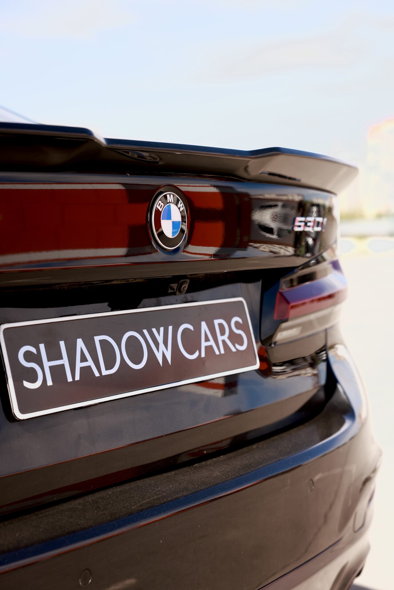 BMW 530i — крышка багажника и логотип BMW