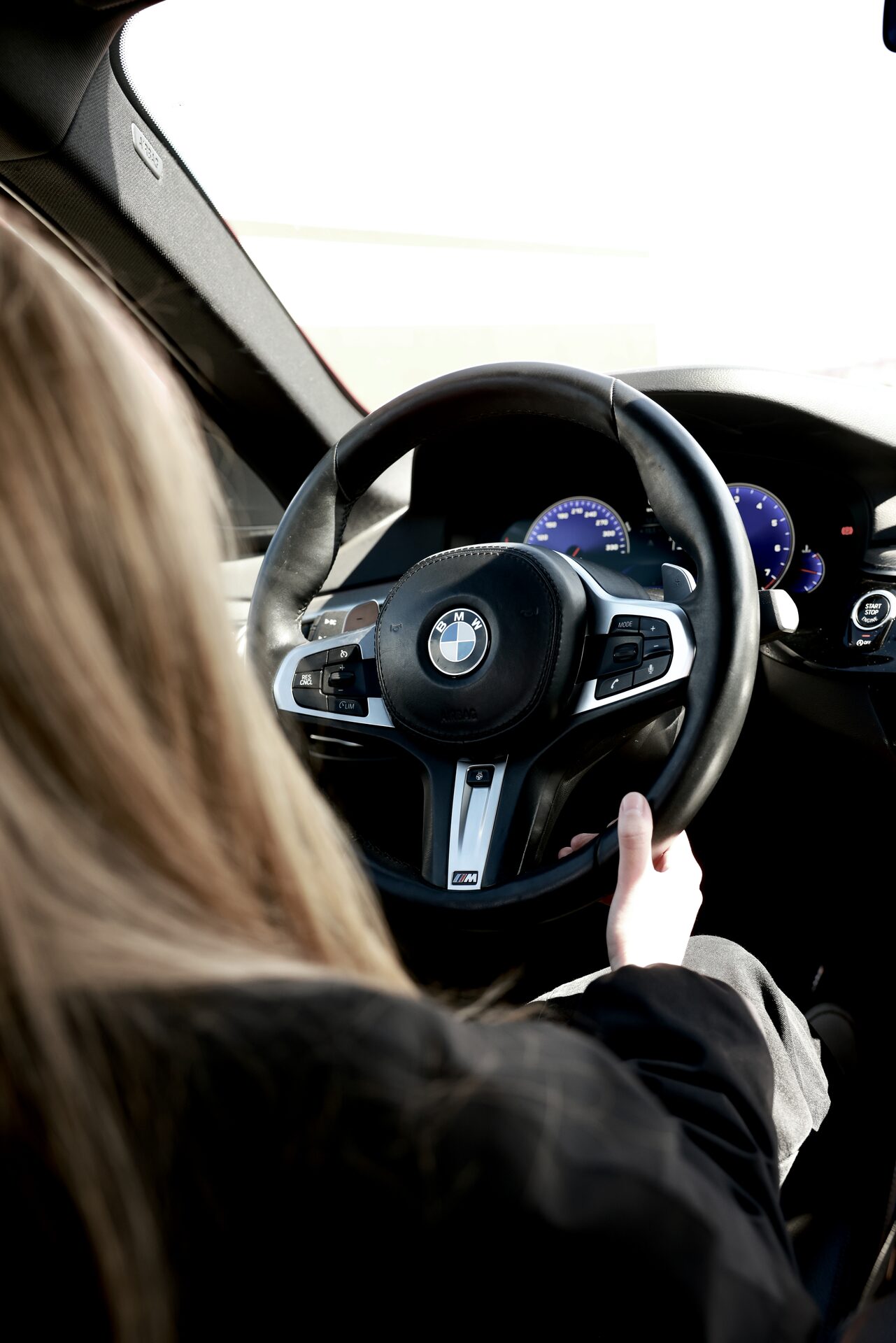 BMW 530i M Sport — руль и приборная панель