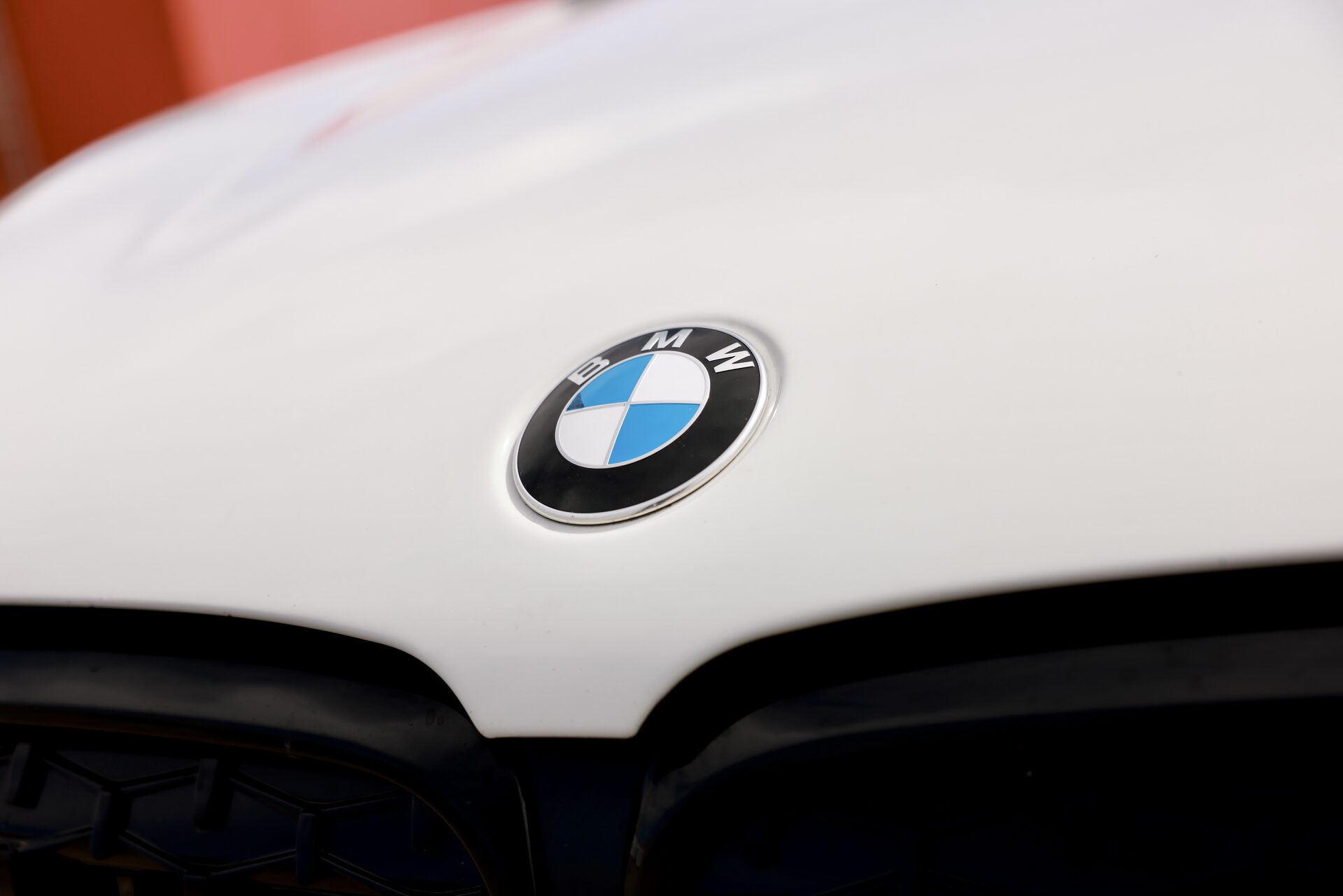 BMW 530i — логотип BMW на капоте