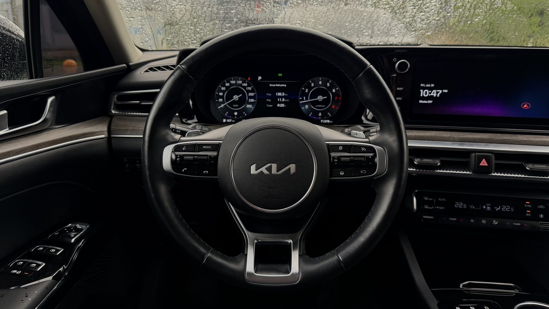 Kia K5 — руль и цифровая панель 12.3"